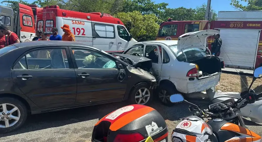 Batida entre seis carros deixa dois motoristas feridos na Zona Sul de Aracaju