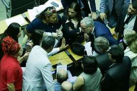 Câmara aprova PEC que perdoa multas e cotas raciais de partidos