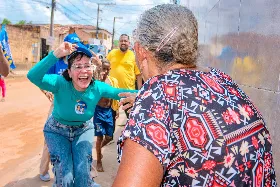 Emília e Ricardo são recebidos com carinho e entusiasmo pelos moradores do Santa Maria