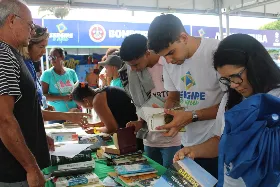 Deso distribui livros e incentiva leitura à população do município de Umbaúba