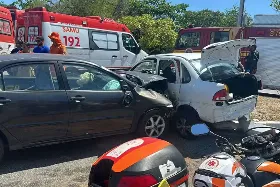 Batida entre seis carros deixa dois motoristas feridos na Zona Sul de Aracaju